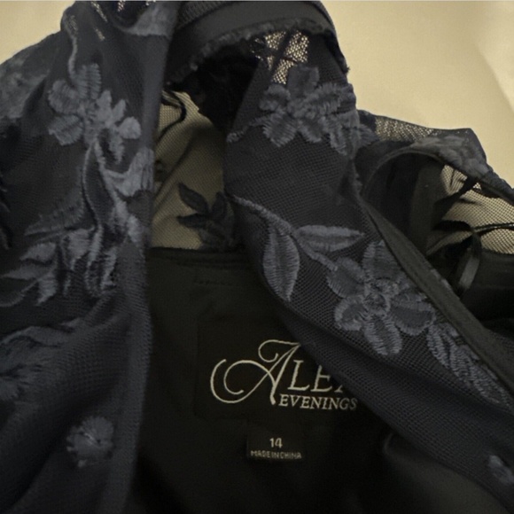 NEW $219 Alex Evenings [ 14 ] Illusion Neck Lace Embroider Godet Gown Navy‎ - Picture 3 of 13